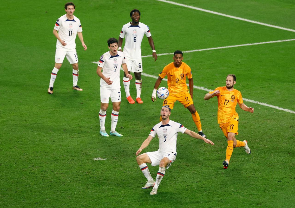 އެމެރިކާ އަދި ނެދަލެންޑްސް ކުޅުނު މެޗުގެ ތެރެއިން - ފޮޓޯ: ރޮއިޓާސް