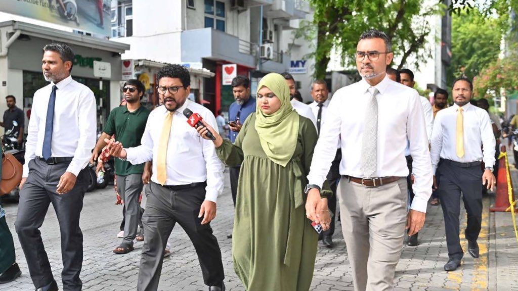 ގާނޫނު އަސާސީގެ ދިފާއުގައި ކުރި މުޒާހަރާގައި އެމްޑީޕީގެ ޕީޖީ މެމްބަރުން