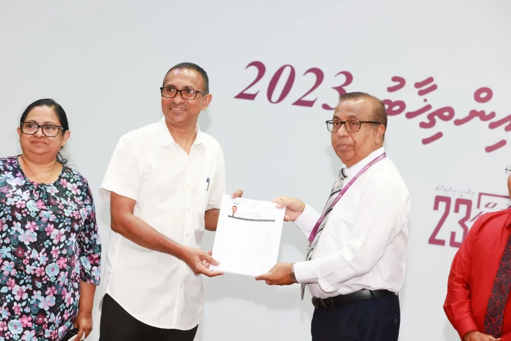 ޒަމީލާއި އޭނާގެ އަނބިކަބަލުން ފޯމު ހުށަހަޅަނީ