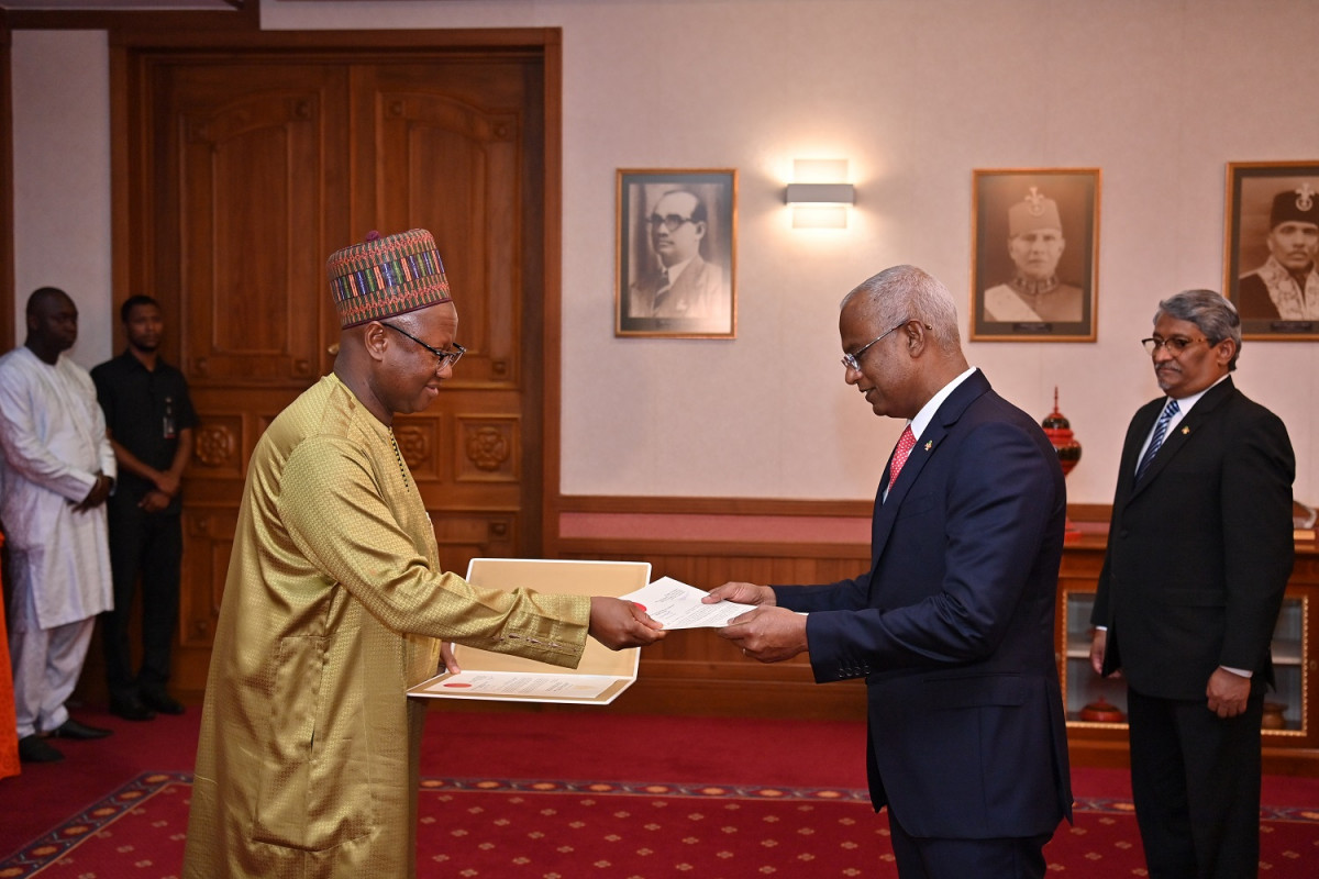 ގެމްބިޔާގެ އައު ސަފީރު އެމަނިކުފާނުގެ ސަފީރުކަމުގެ ފަތްކޮޅު ރައީސުލްޖުމްހޫރިއްޔާއަށް އަރުވަނީ