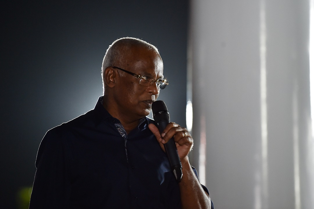 އައްޑޫ ސިޓީގެ ރައްޔިތުން ދެންނެވި ހޫނު މަރުޙަބާއަށްޓަކައި އެމަނިކުފާނާއި، އެމަނިކުފާނުގެ ޑެލިގޭޝަންގެ ހުރިހާ ބޭފުޅުންގެ ފަރާތުން ޝުކުރު އަދާކުރެއްވި - ފޮޓޯ: ރައީސް އޮފީސް