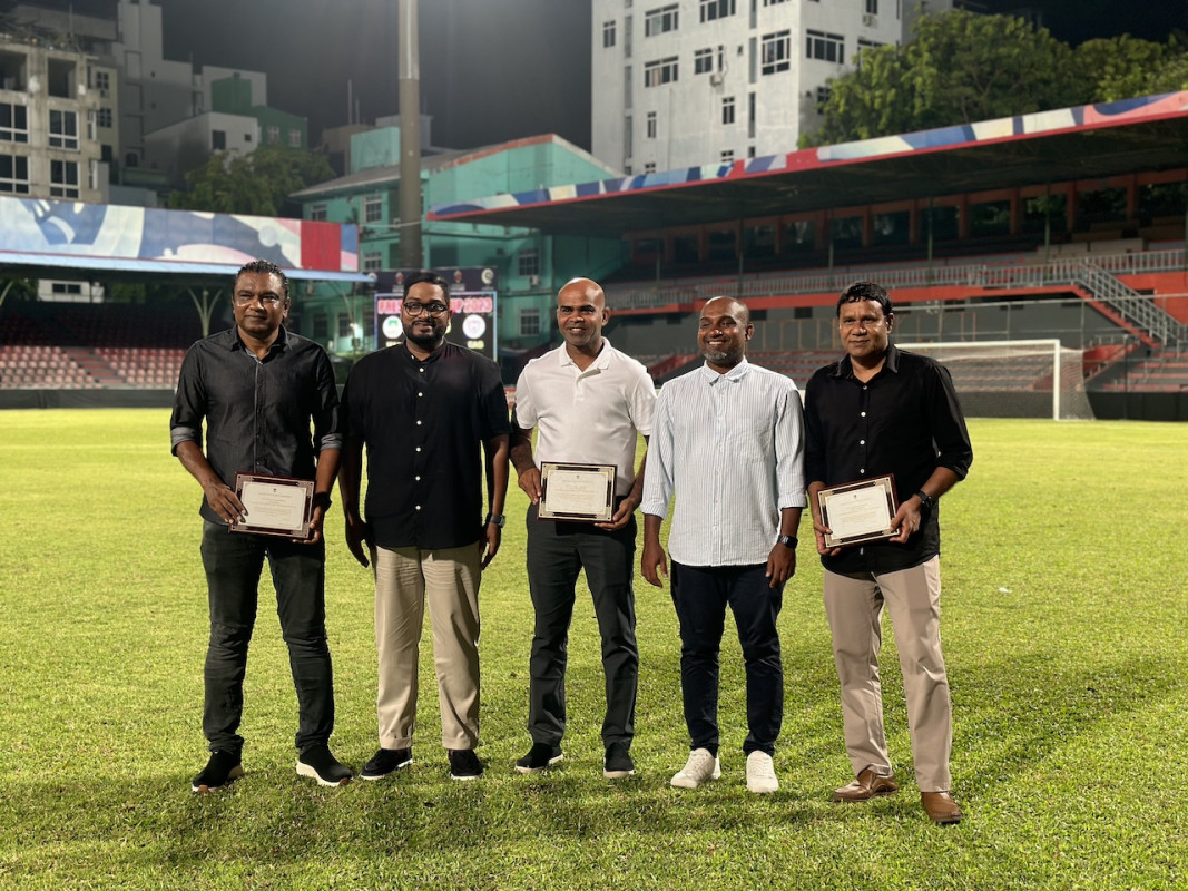 ޕްރޯ ލައިސެންސް ހާސިލްކުރި ތިން ކޯޗުން އެފްއޭގެ ރައީސް ބައްސާމް އަދި ޖެނެރަލް ސެކެޓްރީއާއެކު