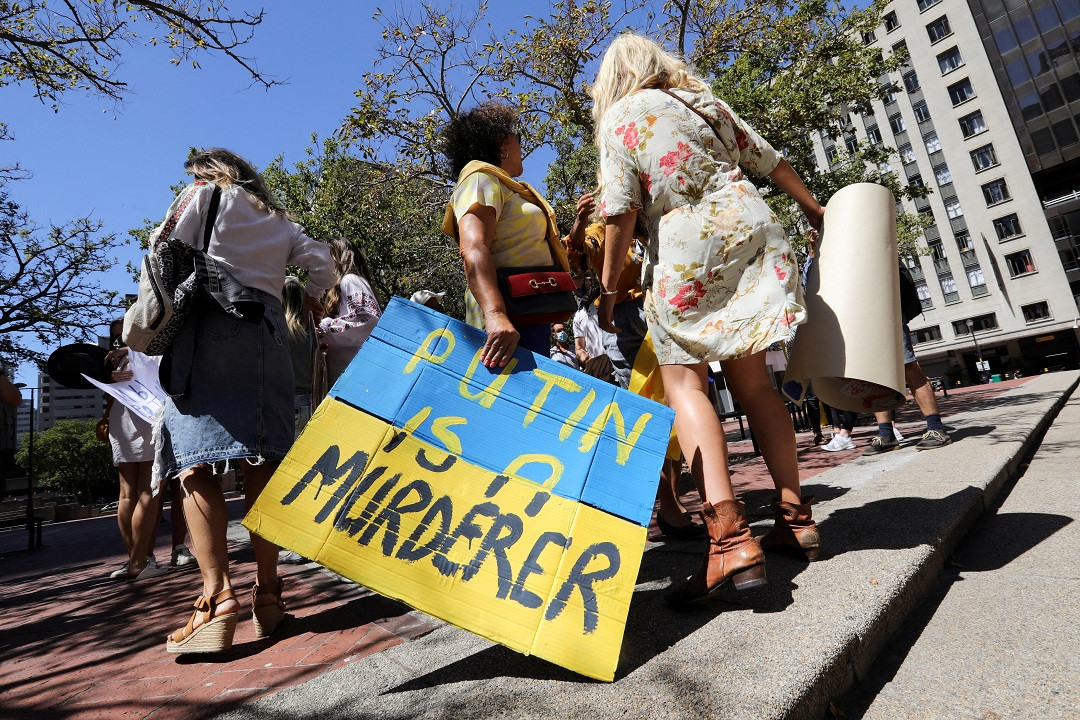 ރަޝިއާއިން ޔޫކްރެއިން އަށް ދެމުންދާ ހަމަލާތައް ހުއްޓުވުމަށް ގޮވާލާ ކުރެވުނު މުޒާހަރާއެއްގެ ތެރެއިން ޕުޓިން އަށް ނުރުހުން ފާޅުކޮށް ލިޔެފައިވާ ޕޯސްޓަރެއް - ފޮޓޯ: ރޮއިޓަރސް