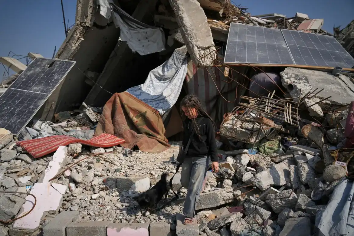 ރީޓާ އަބޫ ޝަކްފާ، އެމީހުންގެ ވީރާނާ ވެފައިވާ ގެ ކައިރީގައި ކުޅެނީ - ފޮޓޯ: އޭޕީ