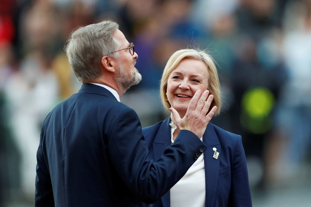 އިނގިރޭސިވިލާތުގެ ބޮޑުވަޒީރުކަމުގެ މަގާމުން އިސްތިއުފާ ދެއްވި ލިޒް ޓްރަސް ޗެކް ރިޕަބްލިކްގެ ބޮޑުވަޒީރާއެކު - ފޮޓޯ: ރޮއިޓަރސް