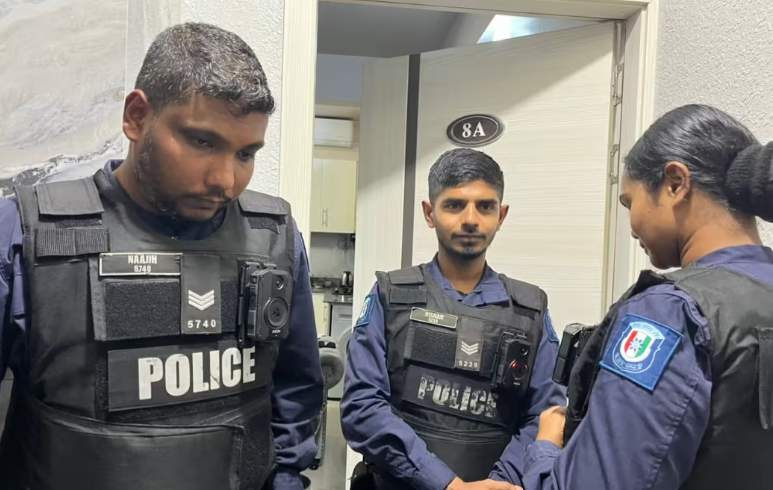 އާރުޑީސީގެ ކުރީގެ އެމްޑީ މޫސާ އަލި މަނިކު (މޫކޭ) ދިރިއުޅޭ އެޕާޓްމަންޓްގެ ދޮރުމަތީގައި ފުލުހުން މަޑުކޮށްލައިގެން