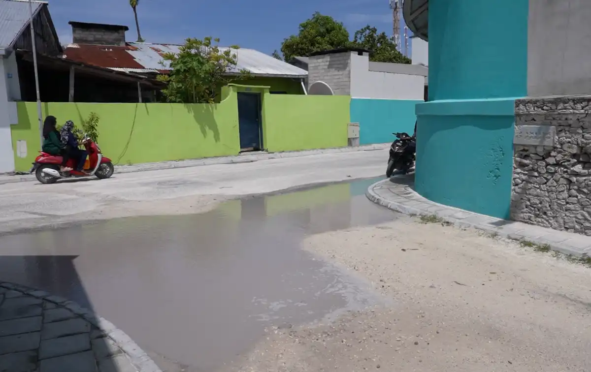 ކުޅުދުއްފުށީގެ މަގުތަކުގެ ހާލަތު ގޯސްވެ، ވާރޭވެހޭ ދުވަސްވަރު ފެންބޮޑުވުމުގެ ސަބަބުން އާންމު ދިރިއުޅުމަށް ބޮޑެތި ހުރަސްތަކެއް ކުރިމަތިވަމުންދޭ