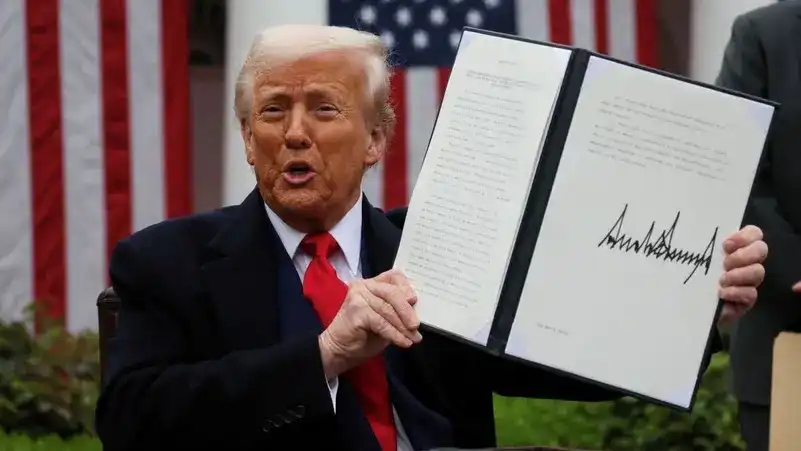 އެމެރިކާގެ ވައިޓް ހައުސްގެ ރޯޒް ގާޑަންގައި 2025 އޭޕްރިލް 2 ވީ ބުދަ ދުވަހު ބޭއްވި ރަސްމިއްޔާތެއްގައި، އެމެރިކާގެ ރައީސް ޑޮނަލްޑް ޓްރަމްޕް ވަނީ ޓެރިފް ނުވަތަ އިމްޕޯޓް ޑިއުޓީއާ ގުޅޭ ރިޔާސީ ގަރާރެއްގައި ސޮއިކުރައްވައި، އެ ލިޔުން ދައްކަވާލައްވާފައި.