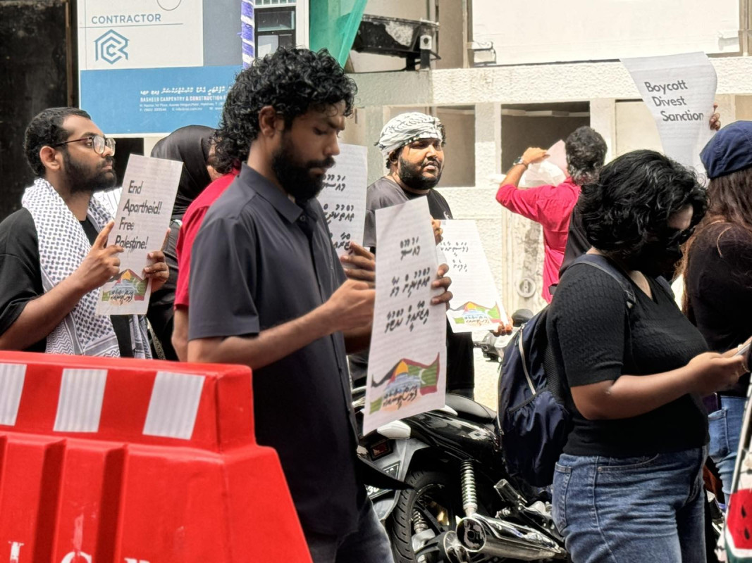 އިޒްރޭލް ޕާސްޕޯޓް މަނާކުރުމަށް ގޮވާލާ ރައީސް އޮފީސް ކައިރީގައި އާދިއްތަ ދުވަހު ބޭއްވި އެއްވުމުގެ ތެރެއިން - ފޮޓޯ: ޙުސައިން މަޚްތޫމް