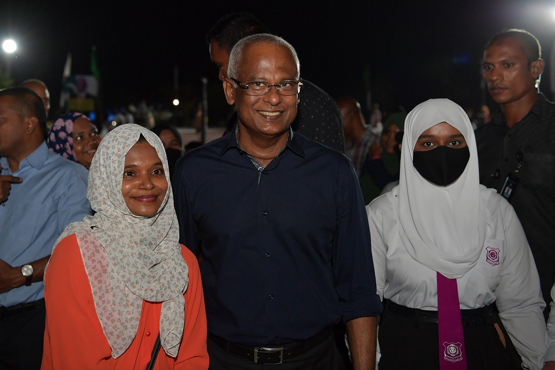 ރައީސުލްޖުމްހޫރިއްޔާގެ ދެކަނބަލުން އައްޑޫ ސިޓީގެ ރައްޔިތުންނަށް ދެއްވި މާހެފުމުގެ ތެރެއިން - ފޮޓޯ: ރައީސް އޮފީސް