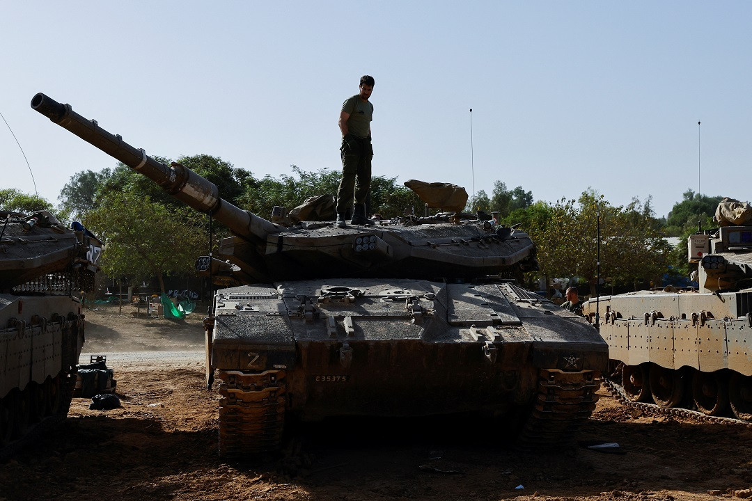 އިސްރާއިލް އަސްކަރިއްޔާއިން ވަނީ ޓޭންކުތައް ބޭނުންކޮށްގެން ޣައްޒާގެ ހޮސްޕިޓަލްތައް ވަށާލައި މީހުންނަށް ބިރު ދައްކާފައި - ފޮޓޯ: ރޮއިޓަރސް