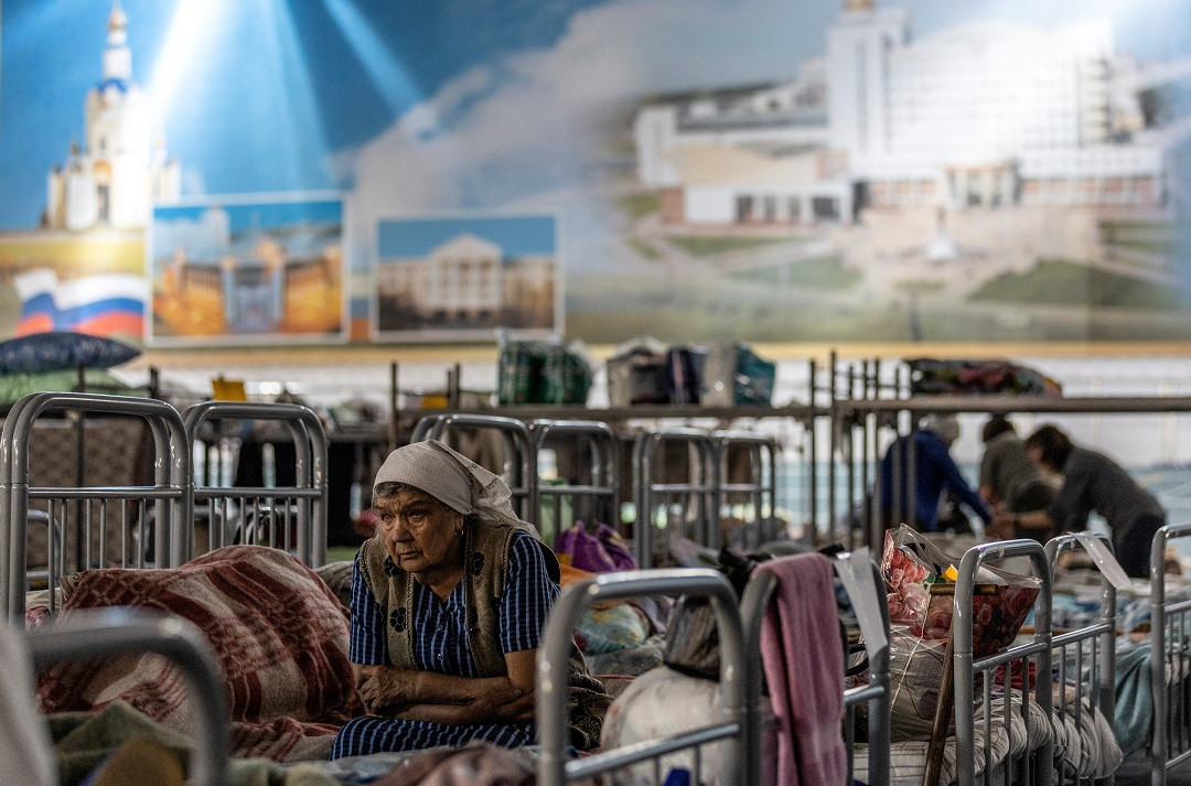 ޔޫކްރެއިން ބޯޑަރާ ކައިރި ހިސާބުތަކުގައި އުޅޭ މީހުން ބަދަލުކުރުމަށް ގާއިމުކުރި ވަގުތީ ހިޔާއެއްގައި މީހަކު - ފޮޓޯ: ރޮއިޓަރސް