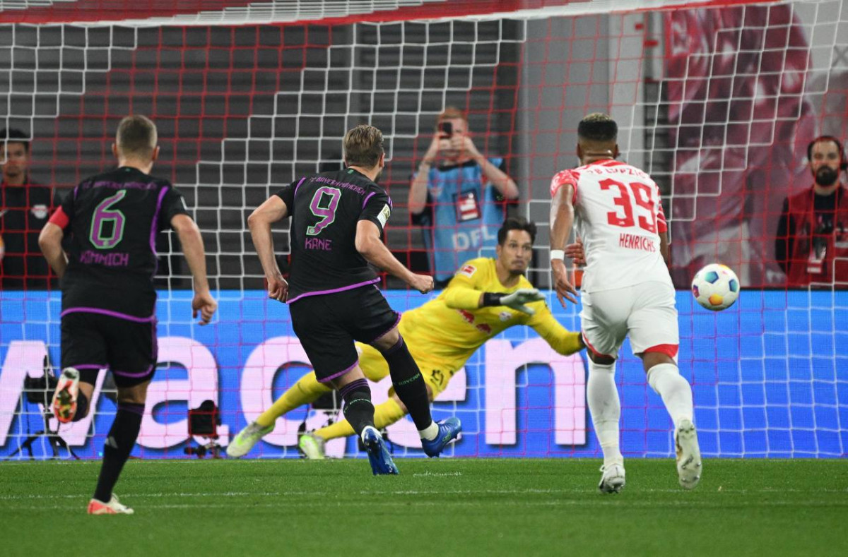 މެޗުގައި ކޭން، ބަޔާންގެ ފުރަތަމަ ލަނޑު ޖަހަނީ