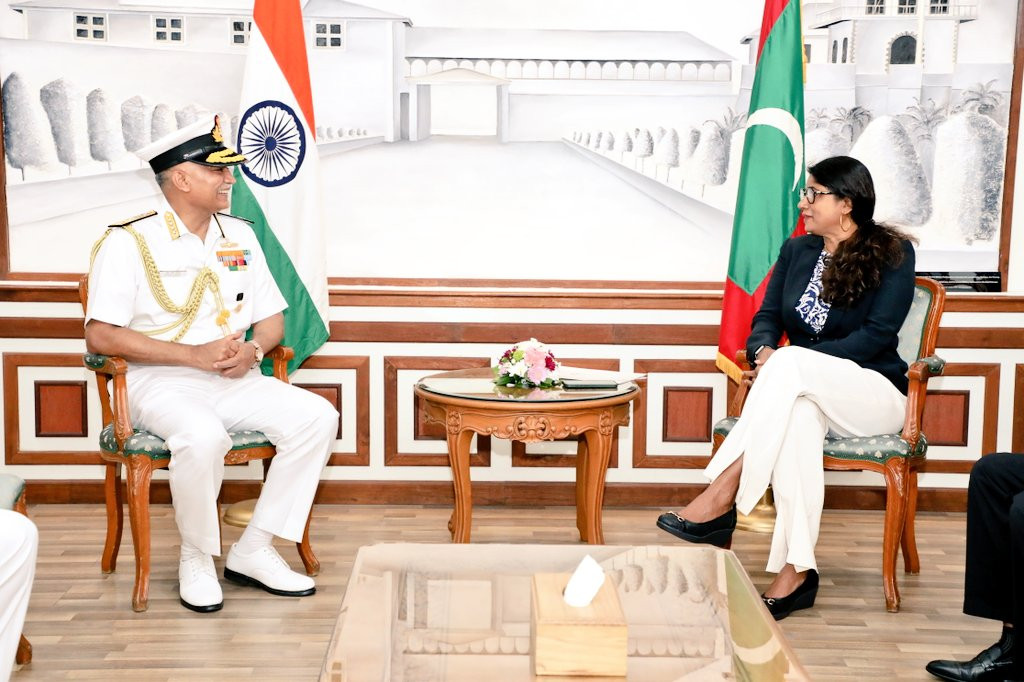 މިނިސްޓަރ އޮފް ޑިފެންސް މާރިޔާ އަޙްމަދު ދީދީ، އިންޑިޔާގެ ޗީފް އޮފް ނޭވީ ސްޓާފް އެޑްމިރަލް ހަރީ ކުމާރާ ބައްދަލުކުރެއްވުން