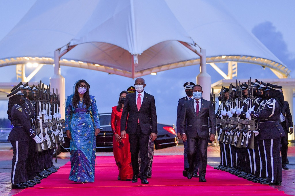 ދިވެހިރާއްޖޭގެ 56 ވަނަ މިނިވަން ދުވަހާއި ގުޅިގެން ބޭއްވި ދިދަ ނެގުމުގެ ޚާއްޞަ ރަސްމިއްޔާތުގެ ތެރެއިން - ހޯމަ ދުވަހުގެ ހެނދުނު 5:50 ގައި ޖުމްހޫރީ މައިދާނުގައި ބޭއްވެވި ދިދަ ނެގުމުގެ މި ޚާއްޞަ ރަސްމިއްޔާތުގައި ބައިވެރިވެވަޑައިގަތުމަށް ރައީސުލްޖުމްހޫރިއްޔާ، ޖުމްހޫރީ މައިދާނަށް ވަޑައިގަތުމުން އެމަނިކުފާނަށް މަރުޙަބާ ދެންނެވީ މިނިސްޓަރ އޮފް ޑިފެންސް އަލްއުސްތާޛާ މާރިޔާ އަޙްމަދުދީދީ އާއި، މިނިސްޓަރ އޮފް ހޯމް އެފެއާޒް އައްޝައިޚް އިމްރާން ޢަބްދުﷲ އެވެ . ފޮޓޯ: ރައީސް އޮފީސް