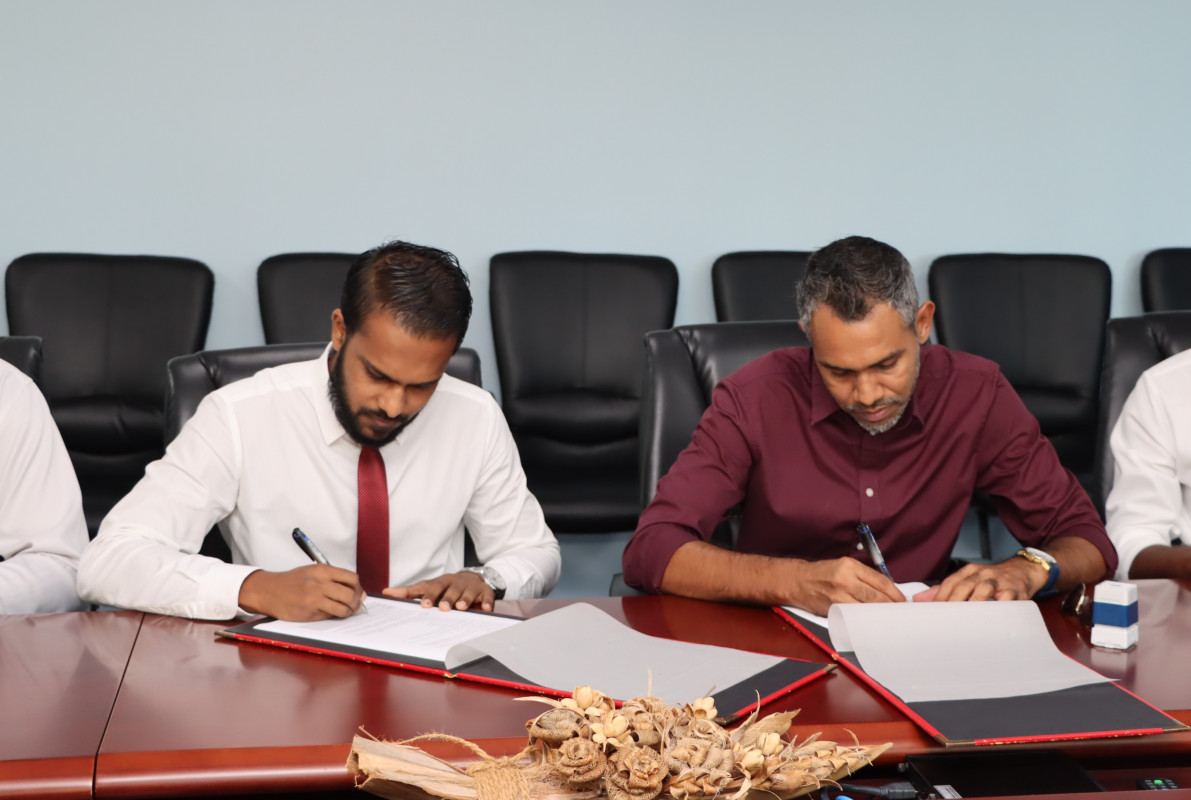 އދ.އަތޮޅު މަދަރުސާގެ ހަތް ކްލާސްރޫމް، އޭވީ ރޫމް އަދި މަލްޓިޕަރޕަސް ހޯލް އިމާރާތުގެ މަސައްކަތް ހަވާލުކުރުމުގެ ކޮންޓްރެކްޓްގައި ސޮއިކުރަނީ