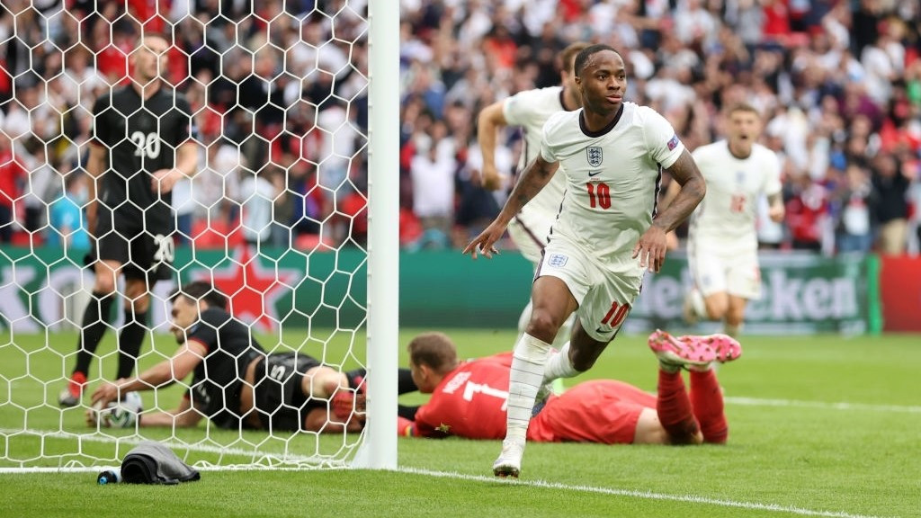 އިންގްލެންޑާއި ޖަރުމަން ބައްދަލުކުރި މެޗުގެ ތެރެއިން, ލަނޑު ޖެހުމަށްފަހު އިންގްލެންޑުގެ ރަހީމް ސްޓާލިން އުފާފާޅުކުރަނީ - ފޮޓޯ: ގެޓީ އިމޭޖަސް