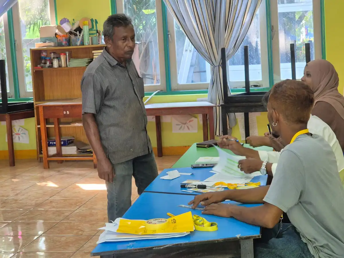 ރ.އަލިފުށީގައި ލޯކަލް ކައުންސިލް އަދި ޑަބްލިއުޑީސީގެ އެމްޑީޕީގެ ޕްރައިމަރީގެ ވޯޓުލުން ފެށިގެން ކުރިއަށް ދަނީ