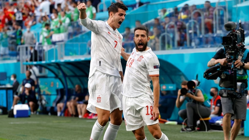 ސްވިޓްޒަލެންޑާއި ސްޕެއިން ބައްދަލުކުރި މެޗުގެ ތެރެއިން ލަނޑު ޖެހުމަށްފަހު ސްޕެއިނުގެ ކުޅުންތެރިން އުފާފާޅުކުރަނީ - ފޮޓޯ: ގެޓީ އިމޭޖަސް