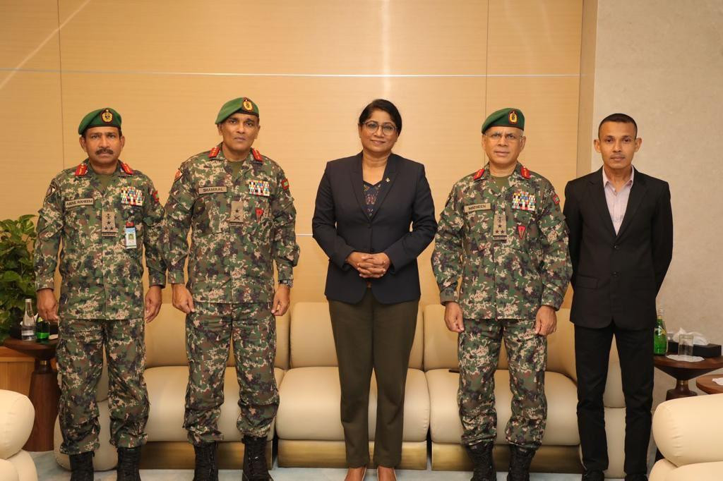 ޑިފެންސް މިނިސްޓަރު މާރިޔާ އަހުމަދު ދީދީ ދެކުނު އެފްރިކާއަށް ފުރާވަޑައިގަތުމުގެ ކުރިން ސިފައިންގެ އިސްވެރިންނާއެކު