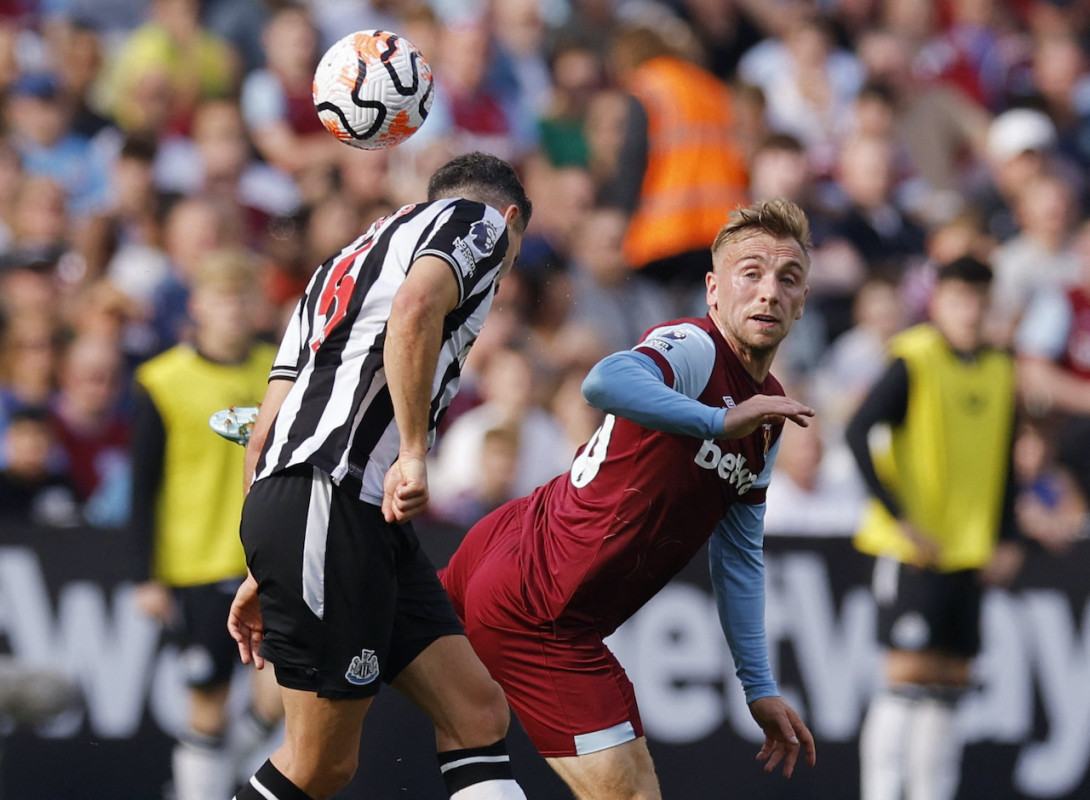 ނިއުކާސަލްގެ ފަބިއަން ޝާއާއި ބޮވެން ބޯޅައަށް މަސައްކަތްކުރަނީ؛ ފޮޓޯ-ރޮއިޓަރސް