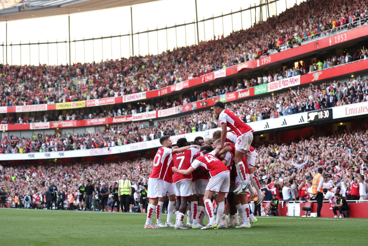 ލަނޑު ޖެހުމަށްފަހު އާސެނަލް ކުޅުންތެރިން އުފާ ފާޅުކުރަނީ