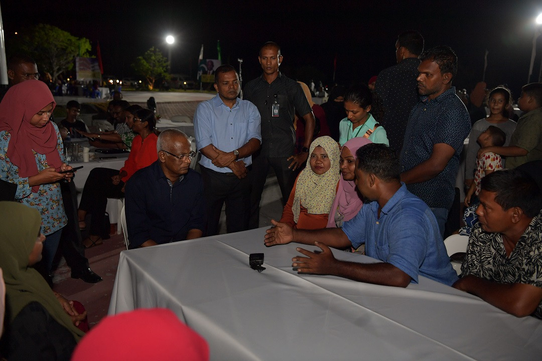 ރައީސުލްޖުމްހޫރިއްޔާގެ ދެކަނބަލުން އައްޑޫ ސިޓީގެ ރައްޔިތުންނަށް ދެއްވި މާހެފުން - ރައީސް އާންމުން ތިބި މޭޒުތަކަށް ވަޑައިގެން އެމަނިކުފާނު ރައްޔިތުންގެ ކަންބޮޑުވުންތައް އަޑުއައްސަވަނީ - ފޮޓޯ: ރައީސް އޮފީސް