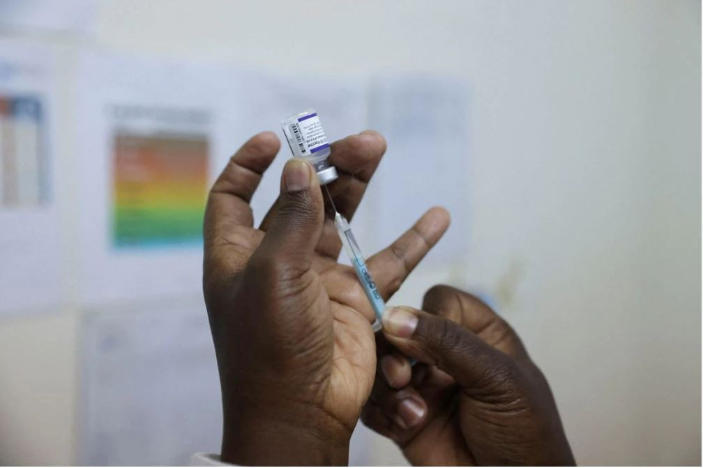 ކެންޔާގައި ސިއްހީ މަސައްކަތްތެރިޔަކު މީހެއްގެ ގަޔަށް ފައިޒަރ ވެކްސިން ޖަހަން ތައްޔާރުވަނީ