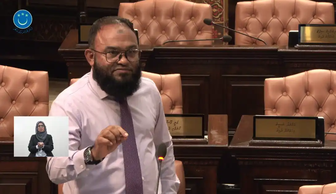 ހޯމަ ދުވަހުގެ ރައްޔިތުން މަޖިލީހުގެ ޖަލްސާގައި ހުޅުމާލެ އުތުރު ދާއިރާގެ މެންބަރު ހުސެއިން ޝަރީފު ވާހަކަ ދައްކަވަނީ