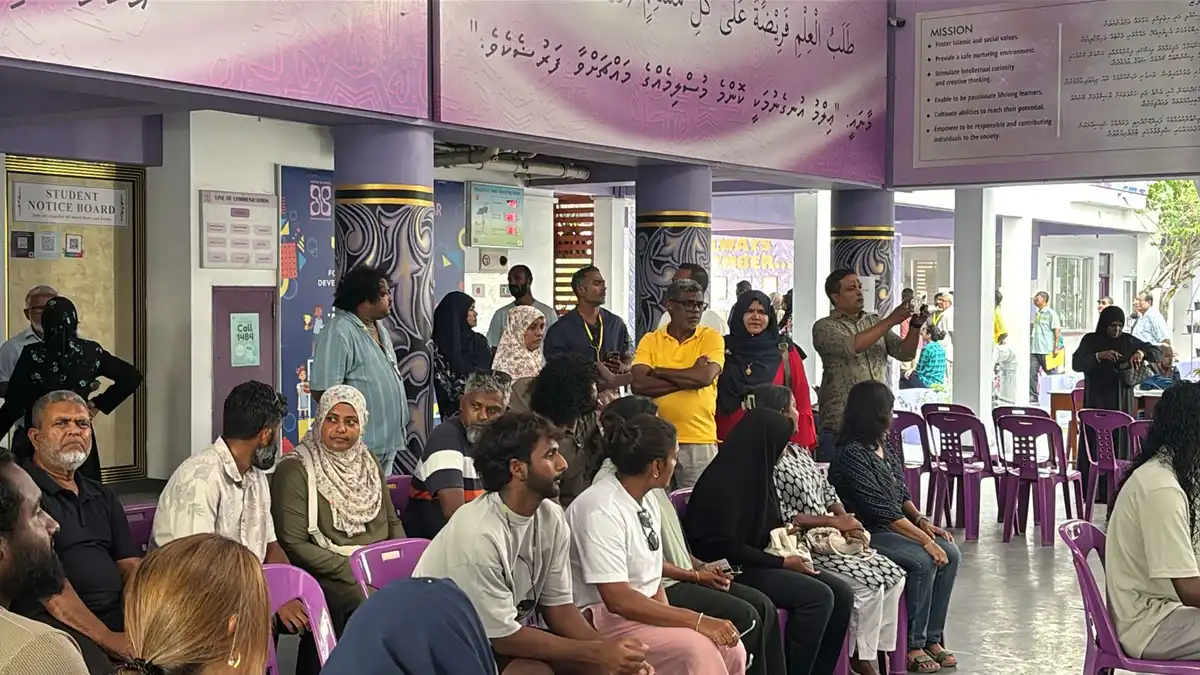 ލޯކަލް ކައުންސިލް އަދި ޑަބްލިއުޑީސީގެ އެމްޑީޕީގެ ޕްރައިމަރީގައި ވޯޓުލުމަށް ގޮސް، އާއްމުން ވޯޓުލާ މަރުކަޒުގައި މަޑުކޮށްލައިގެން ތިބި މަންޒަރު ފެންނަ ފޮޓޯ އެއް