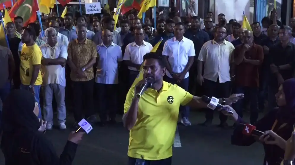 އެމްޑީޕީއިން ބުރާސްފަތި ދުވަހުގެ ރޭ ބޭއްވި "ވަޒީފާ ބުރާސްފަތި" އިހުތިޖާޖުގައި އެމްޑީޕީގެ ކުރީގެ ނައިބު ރައީސް، މުހައްމަދު ޝިފާޒު ވާހަކަދައްކަވަނީ.