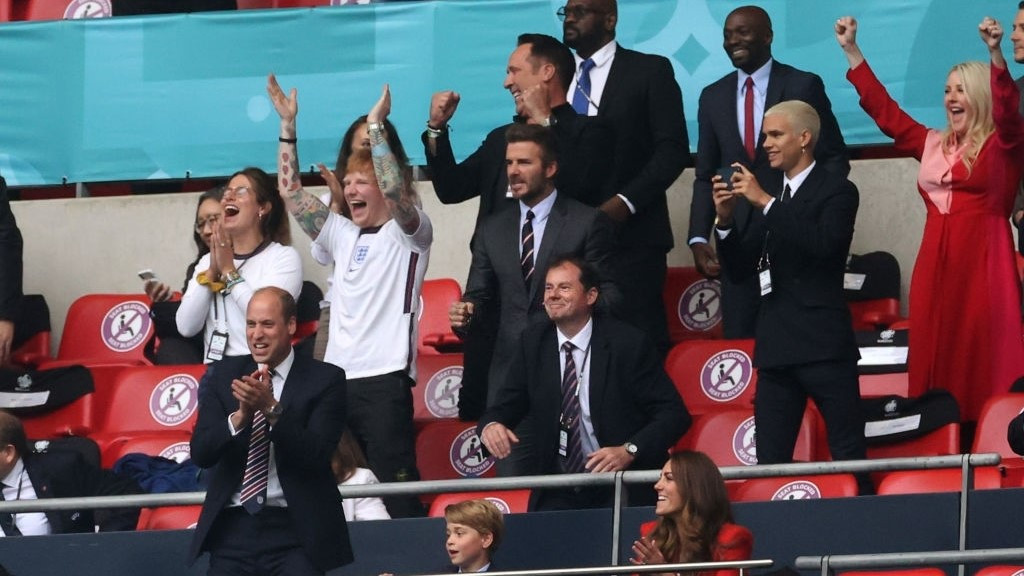 އިންގްލެންޑާއިި ޖަރުމަން ބައްދަލުކުރި މެޗު ބަލަން އިންގްލެންޑުގެ ލެޖެންޑް ޑޭވިޑް ބެކަމް ދަނޑުގައި - ފޮޓޯ: ގެޓީ އިމޭޖަސް