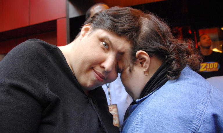 ޔުނައިޓަޑް ސްޓޭޓްސް ގެ ޕެންސިލްވޭނިޔާ ގައި އުފަންވި ދެބެން ޖޯޖް އަދި ލޯރީ