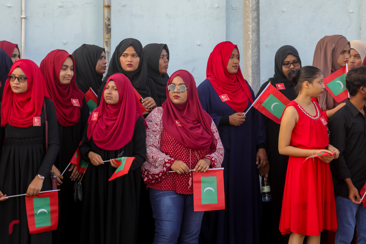 30 ޖުލައި 2019 -ބައިނަލްއަގްވާމީ ރަހުމަތްތެރިކަމުގެ ދުވަސް ފާހަގަކުރުމުގެ ގޮތުން ބޮޑުތަކުރުފާނު މަގުގައި ބޭއްވި އަތުގުޅާލުމުގެ ތެރެއިން-- ފޮޓޯ: ޝުއައިބް މުހައްމަދު