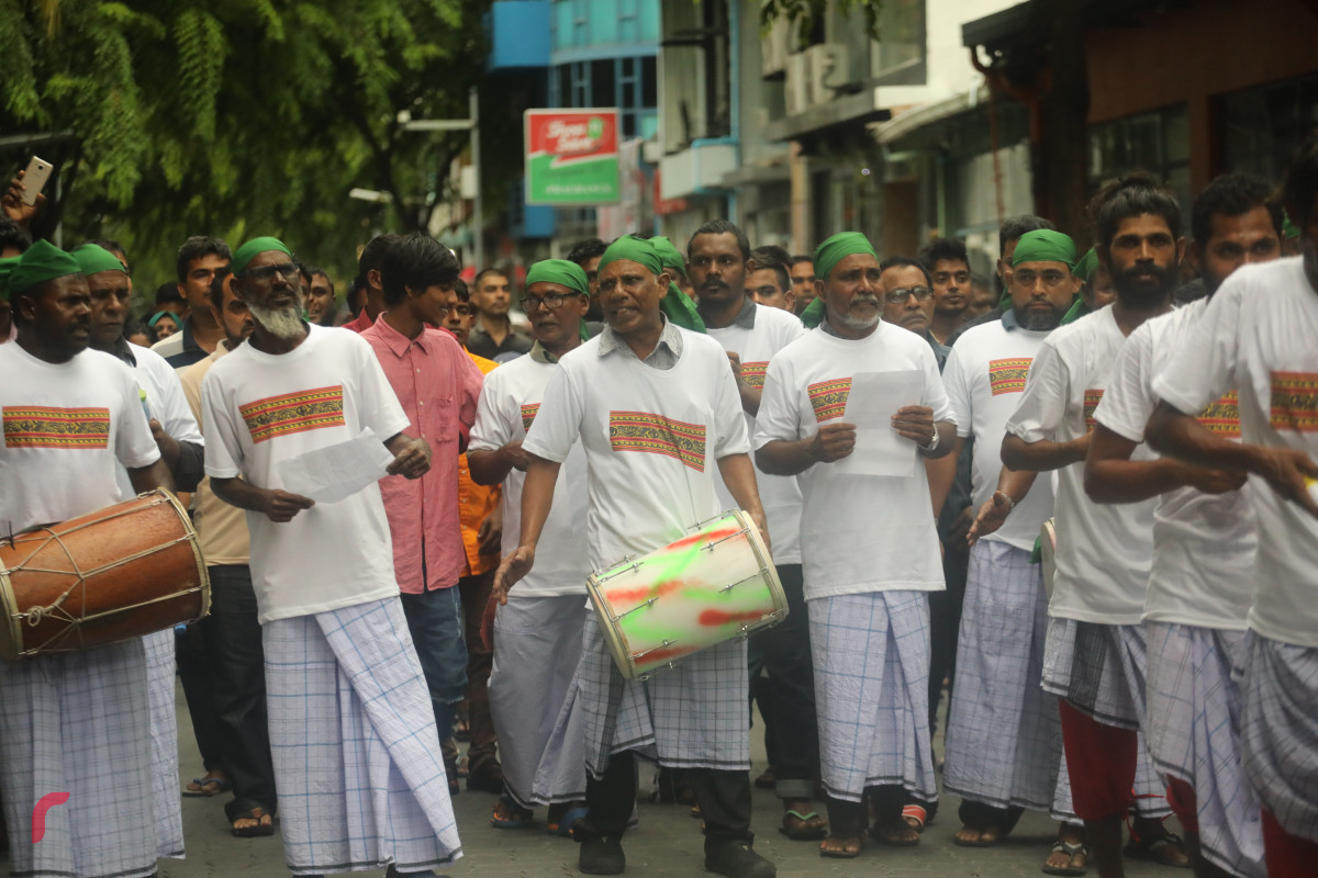 04 ޖޫން 2019 --މާލޭގައި މާލި ނެރުމުގެ ހަރަކާތުގެ ތެރެއިން، މި ހަރަކާތް ބަލާލުމަށް ގިނަ އަދަދެއްގެ މީހުން ވަނީ ޖަމާވެފައި-- ފޮޓޯ: ޝުއައިބް މުހައްމަދު