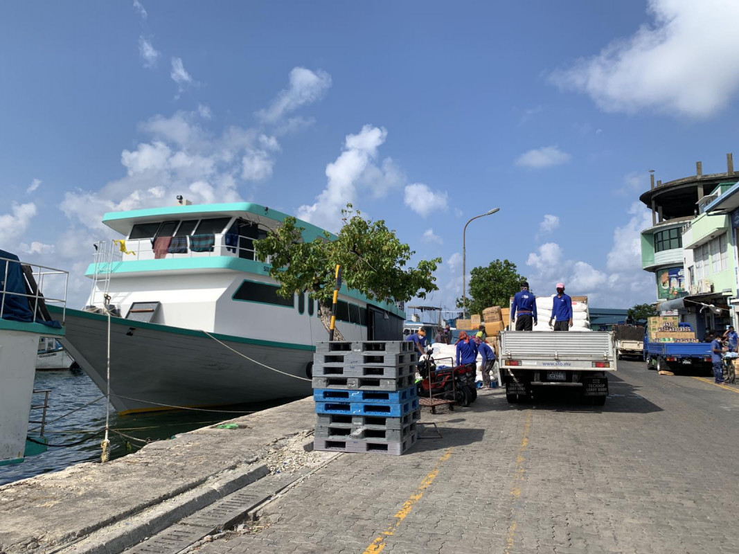 ކާޑުގެ ބާވަތްތައް ބޯޓުފަހަރަށް އެރުވުމުގެ މަސައްކަތުގައި - ރާއްޖޭގެ އެކި ސަރަހައްދުތަކަށް ދަތިކަމެއް ނެތި ކާޑާއި އަދި އެނޫންވެސް ބާވާތްތައް ފޮނުވުމުގެ މަސައްކަތް ސަރުކާރުން ދަނީ ކުރަމުން - ފޮޓޯ: ރާއްޖެއެމްވީ