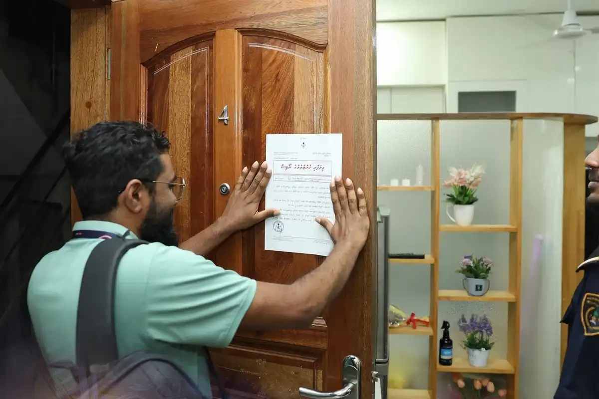 މާލޭގައި ހިންގަމުން ދިޔަ ސްޕާ އެއް ބަންދުކޮށް ބޭރުގައި ނޯޓިސް ހިއްޕަނީ