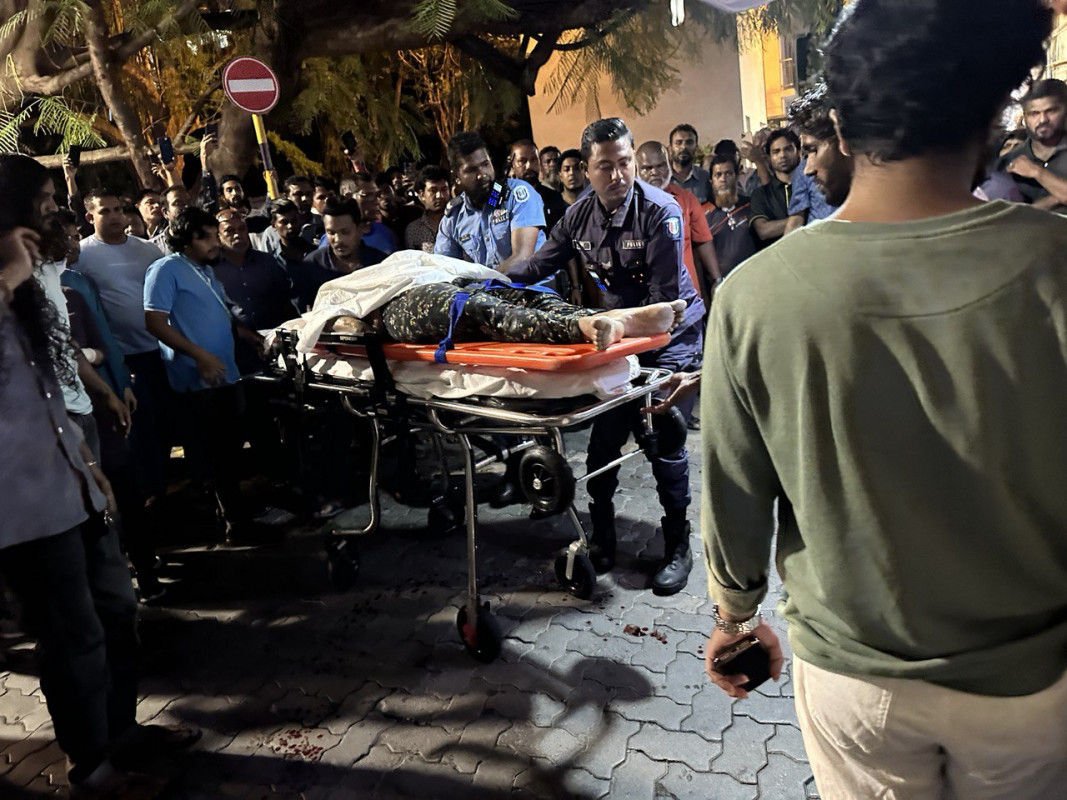 މާލޭގެ އިމާރާތެއްގެ މަތިން މިރޭ ވެއްޓުނު މީހާ އެމްބިއުލާންސްއަށް އަރުވަނީ