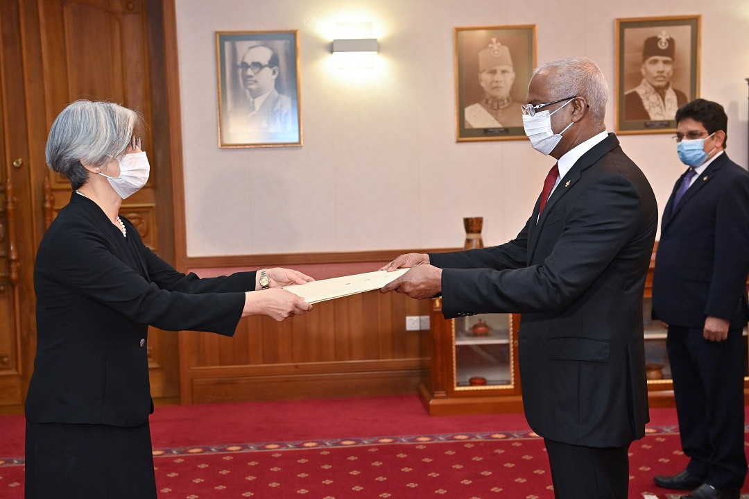 The new Japanese Ambassador presents credentials to the President