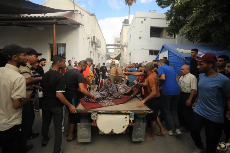 ހޮނިހިރު ދުވަހު ޣައްޒާ ސިޓީގެ ޒައިތޫން މާޓިޔާސް ސްކޫލަށް އިސްރާއީލުން ދިން ވައިގެ ހަމަލާއަކަށްފަހު، ޒަޚަމްވި ފަލަސްތީނުގެ މީހުން އަސްގާޑިޔާގައި ހޮސްޕިޓަލަށް ގެންދަނީ