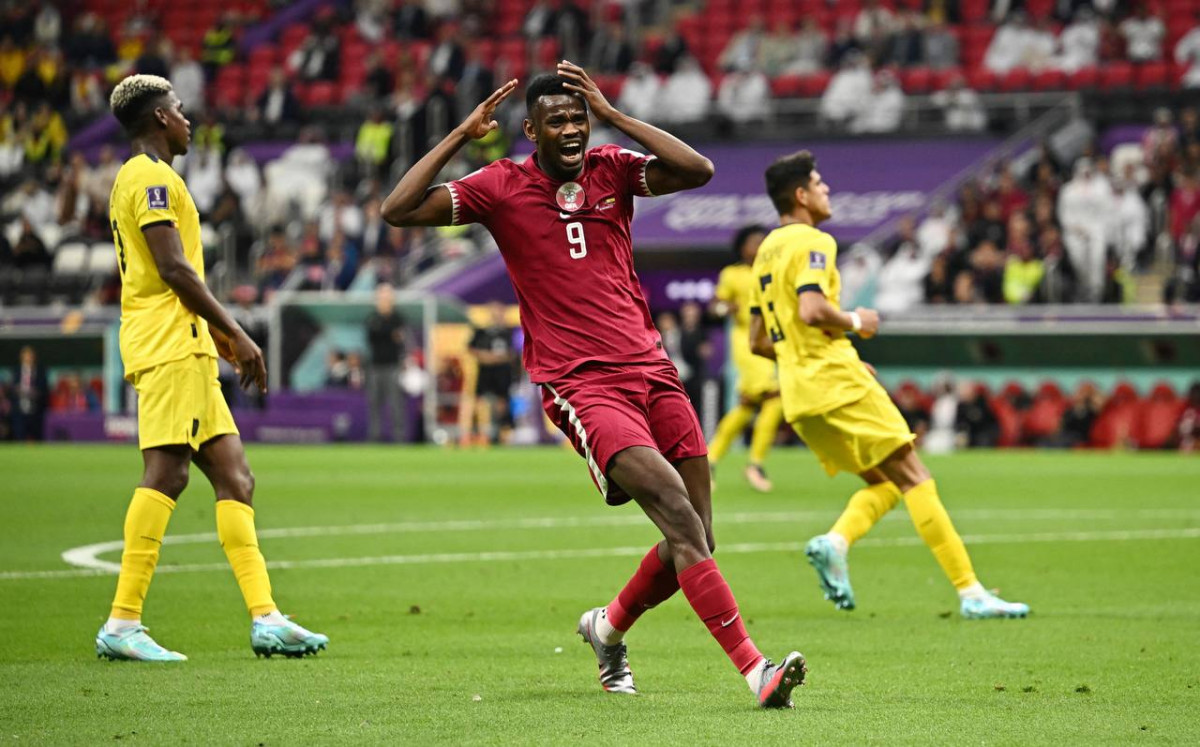 ގްރޫޕް އޭ ގައި ޤަތަރު އަދި އިކުއެޑޯ ބައްދަލުކުރި މެޗުގެ ތެރެއިން: ފޮޓޯ - ރޮއިޓާސް 