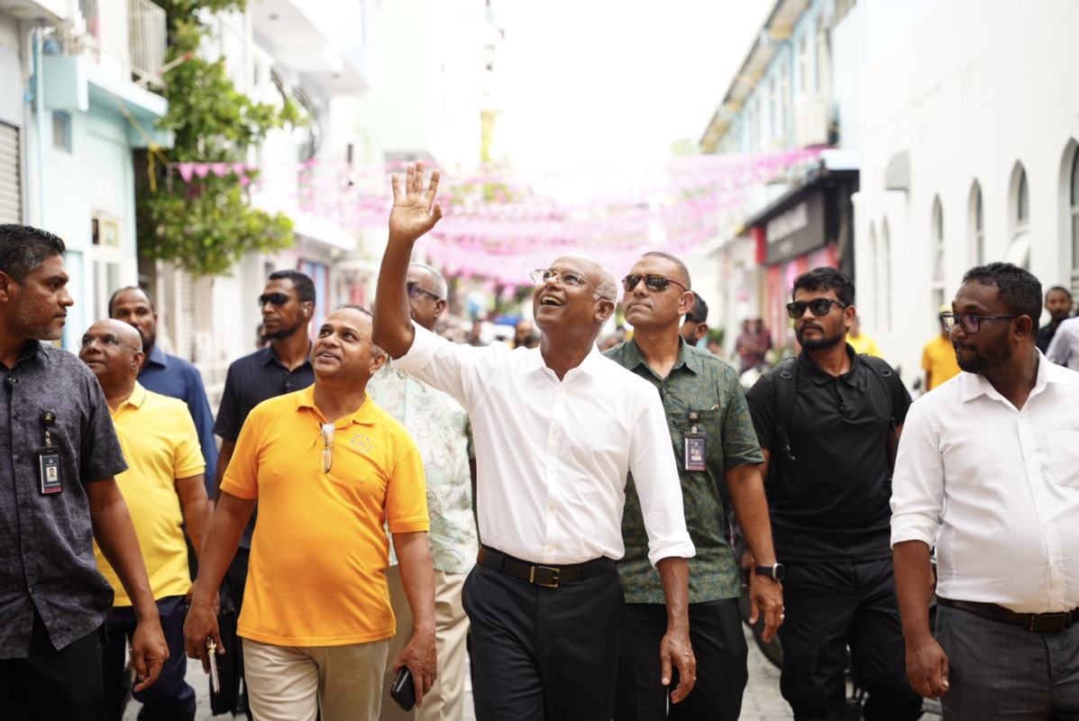 ރައީސް، ދޮރުން ދޮރަށް ހަރަކާތް