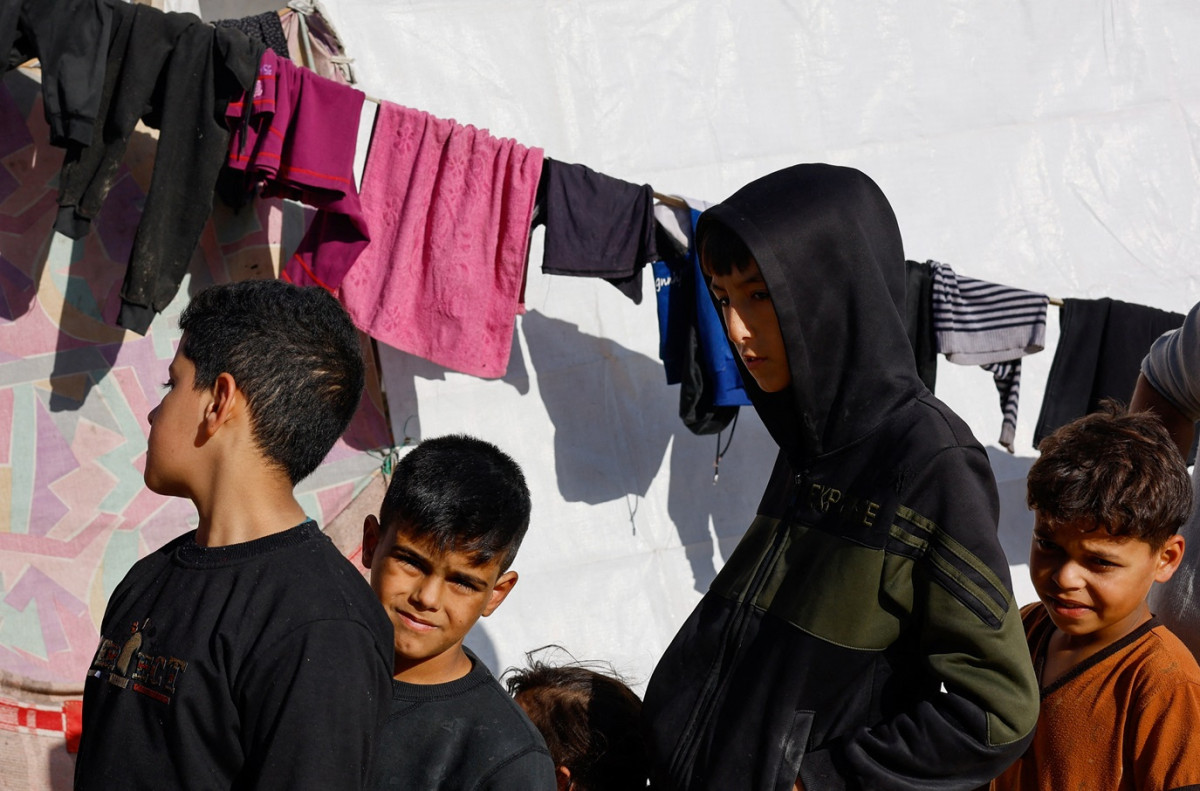 އިސްރާއީލުގެ ޙަމަލާތަކުގެ ސަބަބުން ގެދޮރު ދޫކޮށް ހިޖުރަކުރި ފަލަސްޠީނު ރައްޔިތުންގެ ތެރެއިން، މިޞްރުގެ ބޯޑަރު ކައިރީގައި އޮންނަ ޓެންޓް ކޭމްޕެއްގައި ފިރިހެން ކުދިންތައެއް ސަފުހަދައިގެން - ފޮޓޯ: ރޮއިޓަރސް