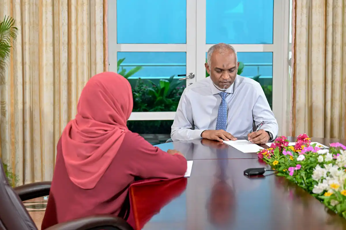 ސަރުކާރުން އަލަށް ފެށި "ރައްޔިތުންގެ އަޑު" ސިލްސިލާގައި ރައީސް މުއިއްޒު ރައްޔިތުންނާ ބައްދަލު ކުރައްވަނީ