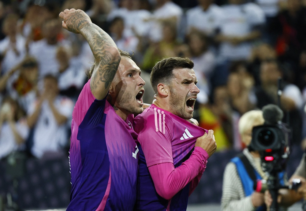 މެޗުގައި ލަނޑު ޖެހުމަށްފަހު ޖަރުމަނުގެ ކުޅުންތެރިން އުފާ ފާޅު ކުރަނީ