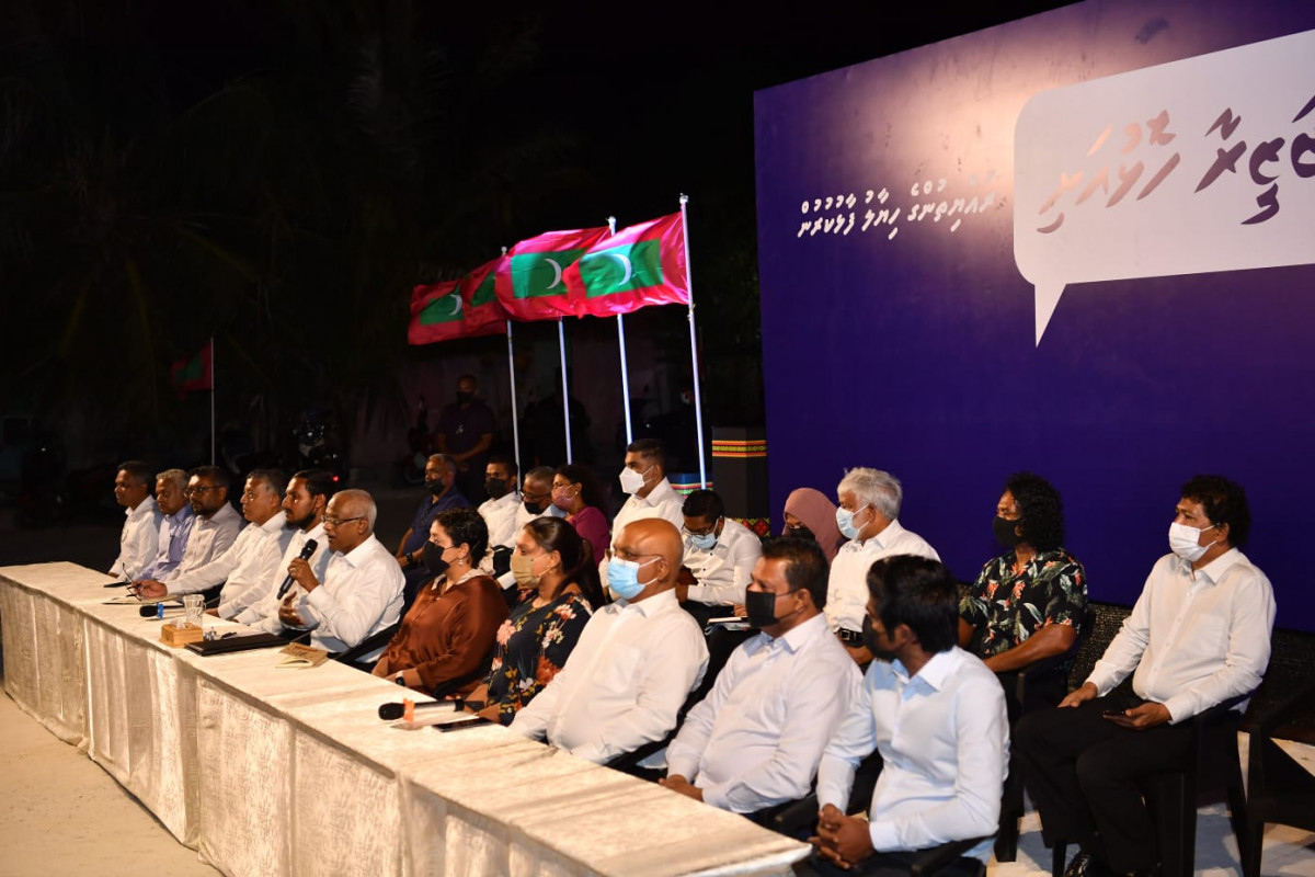 ހިންނަވަރު ރައްޔިތުންނާ ބައްދަލު ކުރެއްވުން - ރައީސުލްޖުމްހޫރިއްޔާ ވަނީ ތަރައްޤީގެ ކަންކަން ސަރުކާރުން ކުރިޔަށް ގެންދަވާނީ ރައްޔިތުންގެ ޚިޔާލާ މަޝްވަރާ ހޯއްދަވައިގެން އެ ރަށެއްގެ ރައްޔިތުން އެންމެ އެދޭގޮތަށްކަން ފާހަގަކުރައްވާފައި - ފޮޓޯ: ރައީސް އޮފީސް