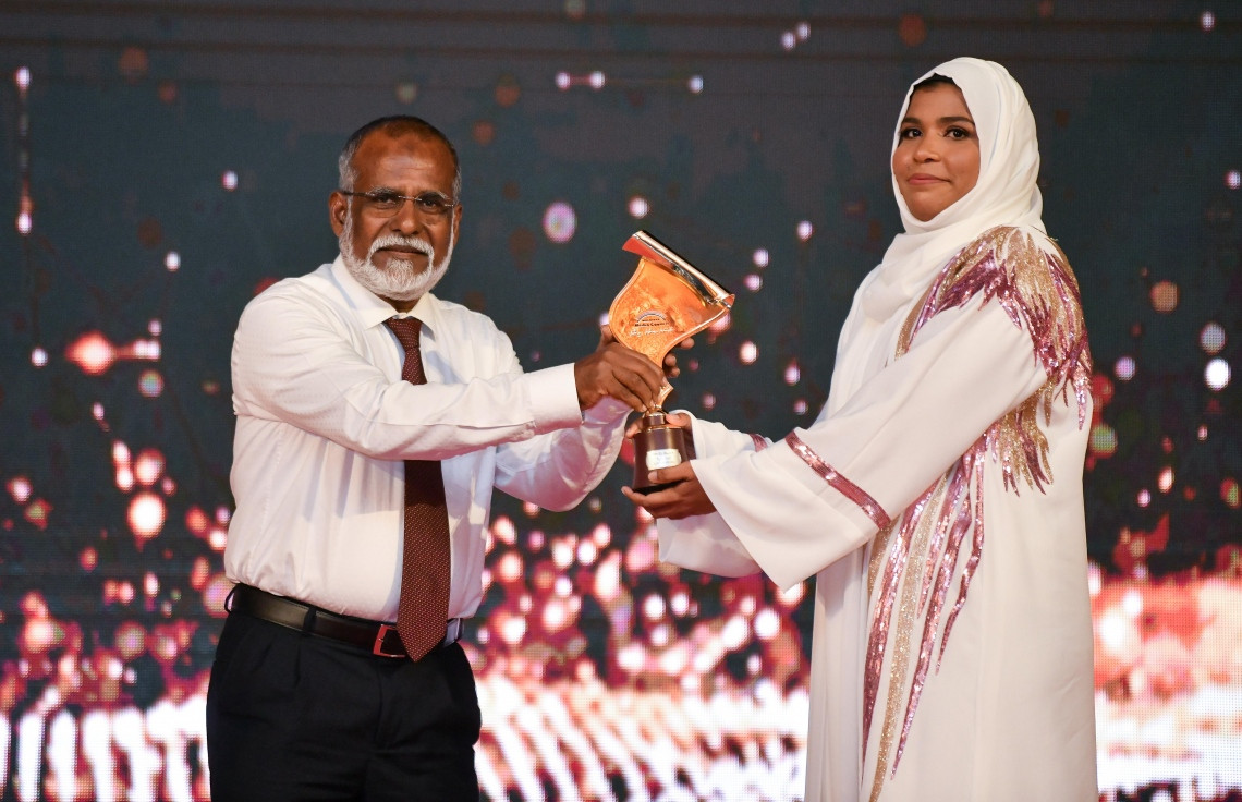 2021 ވަނަ އަހަރުގެ އެންމެ މޮޅު ނޫސްވެރިޔާގެ އެވޯޑާ އައިމިނަތު ޝިފްލީން ހަވާލުވަނީ