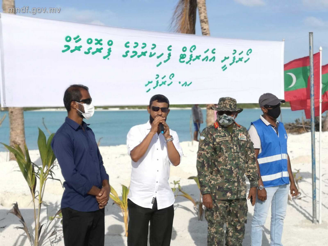 ހޯރަފުށީ އެއަރޕޯޓްގައި ގަސް އިންދުމަށް ރައްޔިތުން ހިންގާ ޕްރޮގްރާމުގައި އެމްއެންޑީއެފުން ބައިވެރިވުން - އެއަރޕޯޓް ފެހިކުރުމުގެ މަސައްކަތުގައި އެ ރަށު ކައުންސިލާއި ހޯރަފުށި ދާއިރާގެ މެންބަރު ގުޅިގެން ކުރާ މަސައްކަތުގައި އެކި ފަރާތްތަކުން ދަނީ އަމަލީ ގޮތުން ބައިވެރިވަމުން - ފޮޓޯ: އެމްއެންޑީއެފް