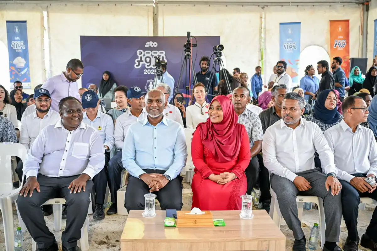 ރައީސް މުއިއްޒު އާއި ސާޖިދާ މުހައްމަދު ދުވާފަރު ގައި ކެއްކުމުގެ ހުނަރު ދައްކުވައިދޭ "ރަހަވަރު ކޮމްޕެޓިޝަން 2025" ގައި ބައިވެރިވެވަޑައިގަންނަވަނީ