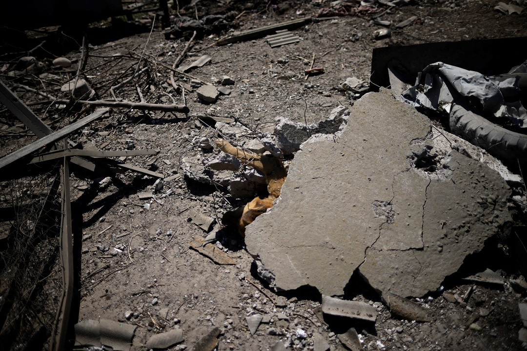 ޔޫކްރެއިންގެ ދެކުނުގެ އަވަށަކަށް އަމާޒުވި ރަޝިއާގެ މިސައިލް ހަމަލާގެ ސަބަބުން މީހެއް ކުއްތާ ވަނީ ގައު ތަކުގެ ތެރޭގައި ތާށިވެފައި - ފޮޓޯ: ރޮއިޓަރސް